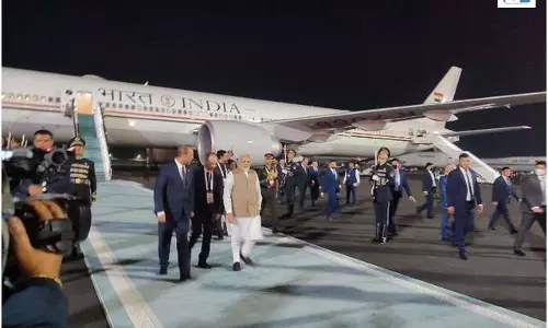 पीएम मोदी उज्बेकिस्तान पहुंचे, राष्ट्रपति मिर्जियोयेव ने गले लगाकर किया स्वागत पीएम मोदी उज्बेकिस्तान पहुंचे, राष्ट्रपति मिर्जियोयेव ने गले लगाकर किया स्वागत