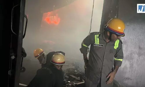 VIDEO BREAKING: धू-धूकर जली खिलौना फैक्ट्री, दमकल की 10 गाड़ियां मौके पर