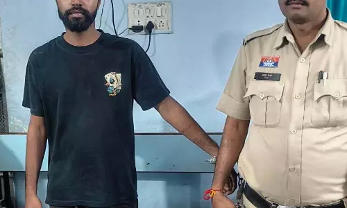 हाथ में कट्टा, इलाके में खौफ! पुरानी बस्ती पुलिस ने आरोपी को दबोचा