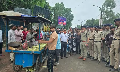 रायपुर में एम्स के सामने अतिक्रमण पर शिकंजा, यातायात पुलिस ने 10 ठेले किए जप्त
