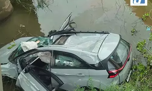 NH-27 पर भीषण हादसा, पुलिया से टकराकर खाई में गिरी कार मां-बेटे ने गंवाई जान