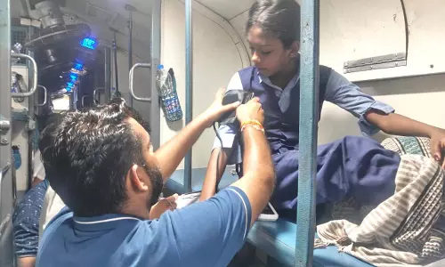 मंगला एक्सप्रेस में मचा हड़कंप! स्कूल ट्रिप पर जा रहे 80 छात्रों की बिगड़ी तबीयत