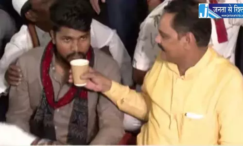 आदिवासी छात्रों की भूख हड़ताल खत्म, सरकार ने जारी किया आदेश आदिवासी छात्रों की भूख हड़ताल खत्म, सरकार ने जारी किया आदेश