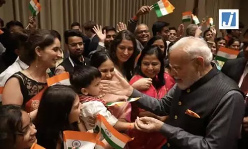 भारतीय समुदाय ने लगाए ‘मोदी-मोदी’ के नारे; महिलाओं ने बांधी राखी