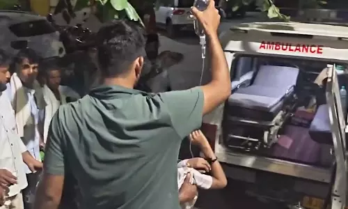 ओवरलोड ट्रेलर ने बाइक को मारी टक्कर, मामा-भांजा गंभीर घायल