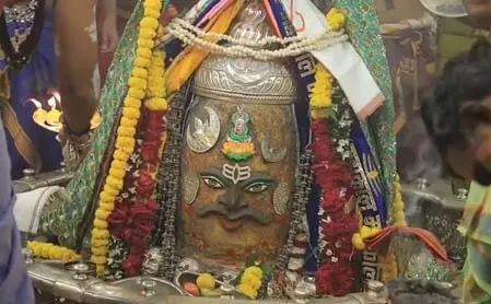 बाबा महाकाल का भाद्रपद कृष्ण पक्ष प्रतिपदा पर भांग से अद्भुत शृंगार, बड़ी संख्या में भस्म आरती में शामिल हुए श्रद्धालु बाबा महाकाल का भाद्रपद कृष्ण पक्ष प्रतिपदा पर भांग से अद्भुत शृंगार, बड़ी संख्या में भस्म आरती में शामिल हुए श्रद्धालु