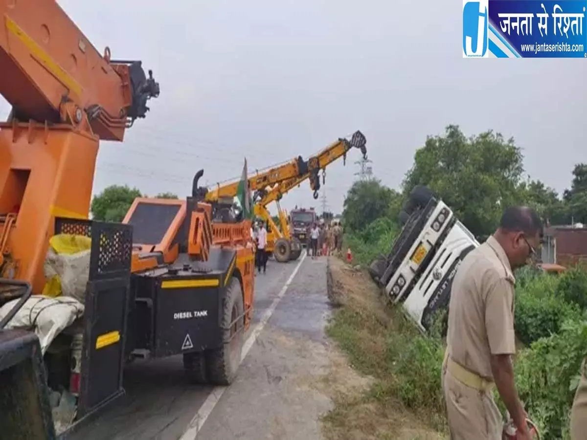 गोरखपुर में एथेनॉल टैंकर पलटा फोरलेन पर 5 घंटे थमा रहा यातायात गोरखपुर में एथेनॉल टैंकर पलटा फोरलेन पर 5 घंटे थमा रहा यातायात