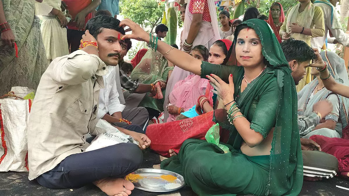 कैदियों की कलाई पर बहनों ने बांधी राखी कैदियों की कलाई पर बहनों ने बांधी राखी