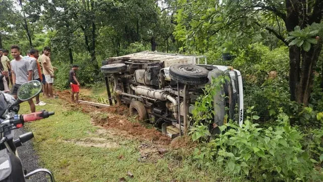 मवेशी लदा पिकअप पलटा गौ तस्करी की जांच मवेशी लदा पिकअप पलटा गौ तस्करी की जांच