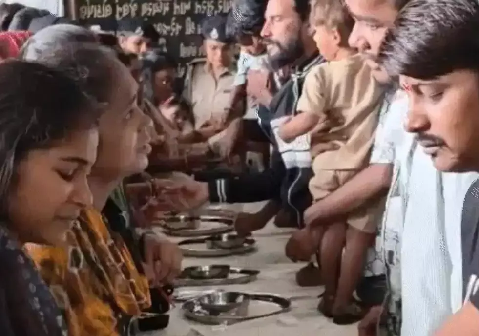 Ahmedabad: सलाखों के पीछे राखी का भावुक मिलन, भाइयों से मिलकर रो पड़ीं बहनें Ahmedabad: सलाखों के पीछे राखी का भावुक मिलन, भाइयों से मिलकर रो पड़ीं बहनें