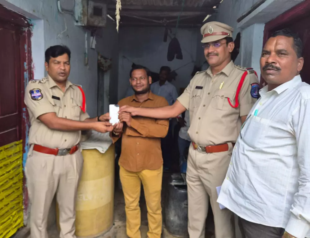 रक्षाबंधन का उपहार: बालानगर पुलिस ने लौटाए 30 गुमशुदा मोबाइल रक्षाबंधन का उपहार: बालानगर पुलिस ने लौटाए 30 गुमशुदा मोबाइल