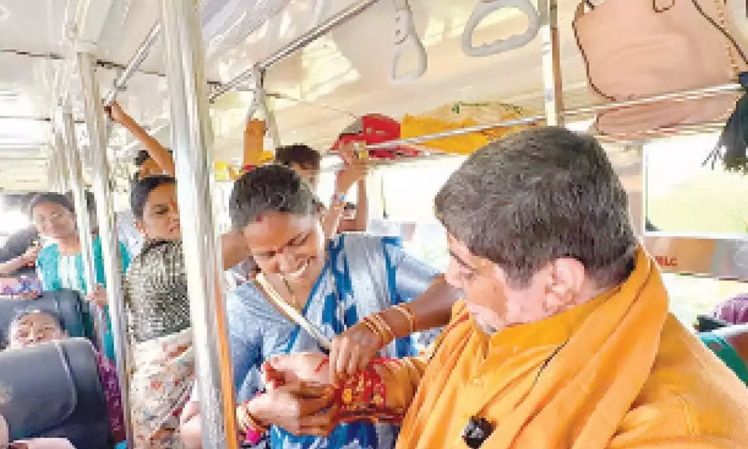 आरटीसी के दौरान महिला यात्रियों ने पोन्नम प्रभाकर को राखी बांधी आरटीसी के दौरान महिला यात्रियों ने पोन्नम प्रभाकर को राखी बांधी