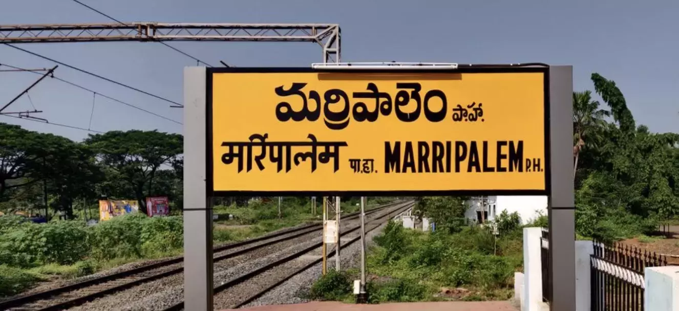 Andhra: विशाखापत्तनम में रेलवे कोच यार्ड में आग लगी Andhra: विशाखापत्तनम में रेलवे कोच यार्ड में आग लगी