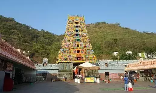 Andhra: राखी पूर्णिमा के लिए इंद्रकीलाद्री में उमड़ी श्रद्धालुओं की भीड़ Andhra: राखी पूर्णिमा के लिए इंद्रकीलाद्री में उमड़ी श्रद्धालुओं की भीड़