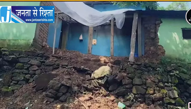 नूरपुर गांव में मंडराया बड़ा खतरा नूरपुर गांव में मंडराया बड़ा खतरा