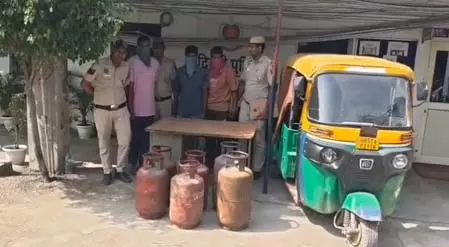 ऑटो से गैस सिलेंडर चोरी करने वाले चोर गिरफ्तार ऑटो से गैस सिलेंडर चोरी करने वाले चोर गिरफ्तार