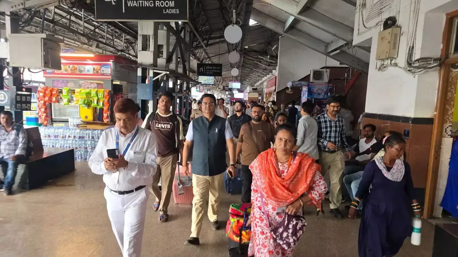 Patna: नेपाल में बाढ़ के बीच राहत, महाराष्ट्र के 100 तीर्थयात्रियों की सुरक्षित वापसी Patna: नेपाल में बाढ़ के बीच राहत, महाराष्ट्र के 100 तीर्थयात्रियों की सुरक्षित वापसी