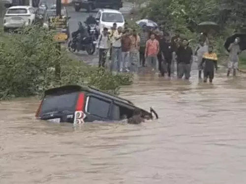 OMG! उफनते नाले में डूबी स्कॉर्पियो, तीन दोस्तों ने ऐसे बचाई जान OMG! उफनते नाले में डूबी स्कॉर्पियो, तीन दोस्तों ने ऐसे बचाई जान