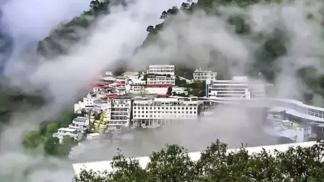 बारिश के बीच भी वैष्णो देवी यात्रा जारी बारिश के बीच भी वैष्णो देवी यात्रा जारी