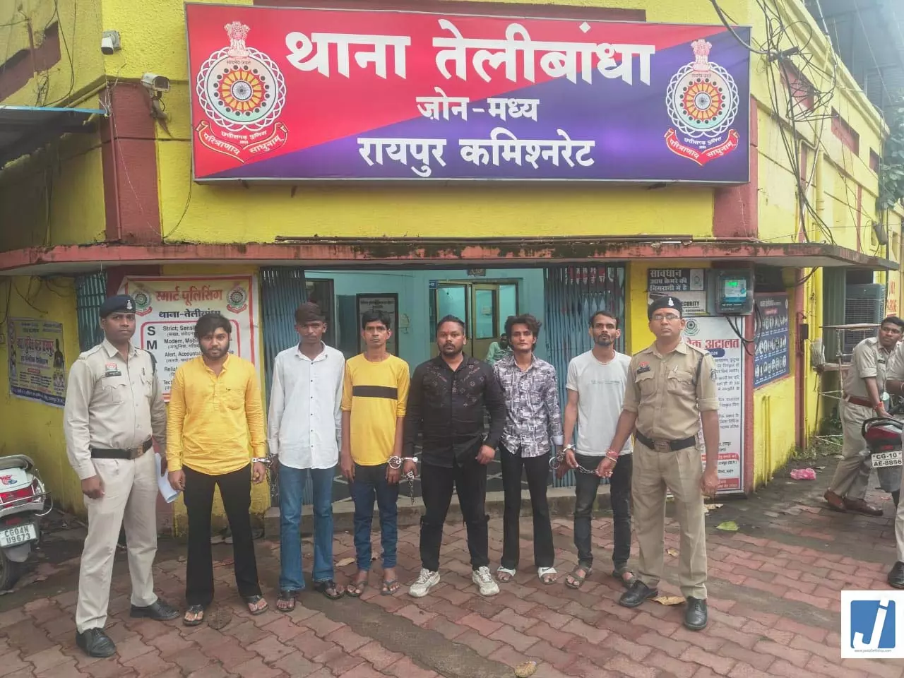 अड्डेबाजों और संदिग्धों पर तेलीबांधा पुलिस की सख्ती, 6 लोगों पर कार्रवाई अड्डेबाजों और संदिग्धों पर तेलीबांधा पुलिस की सख्ती, 6 लोगों पर कार्रवाई