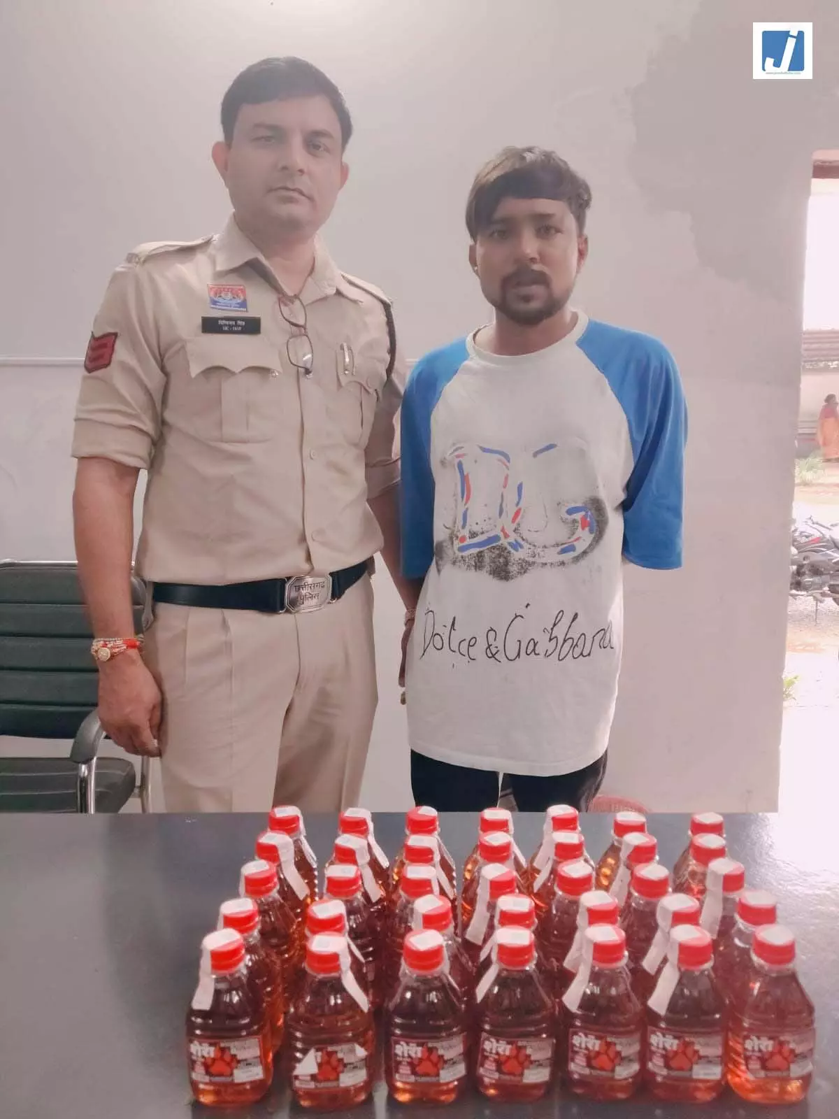 अवैध शराब पर पुलिस की बड़ी कार्रवाई, 35 पाउच के साथ आरोपी गिरफ्तार अवैध शराब पर पुलिस की बड़ी कार्रवाई, 35 पाउच के साथ आरोपी गिरफ्तार