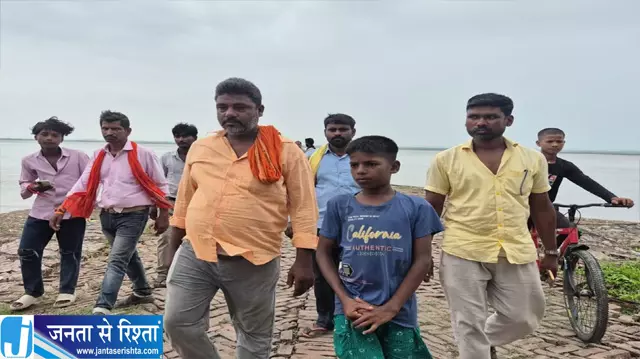 नेपाल बाढ़ का दर्दनाक मंजर मासूम बेटे की आंखें तलाश रहीं पिता को नेपाल बाढ़ का दर्दनाक मंजर मासूम बेटे की आंखें तलाश रहीं पिता को
