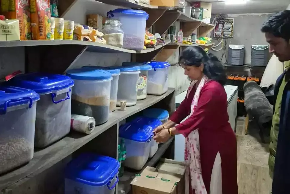 New Tehri: धनोल्टी क्षेत्र में खाद्य विभाग की कार्रवाई, 13 खाद्य सैंपल जांच के लिए भेजे New Tehri: धनोल्टी क्षेत्र में खाद्य विभाग की कार्रवाई, 13 खाद्य सैंपल जांच के लिए भेजे