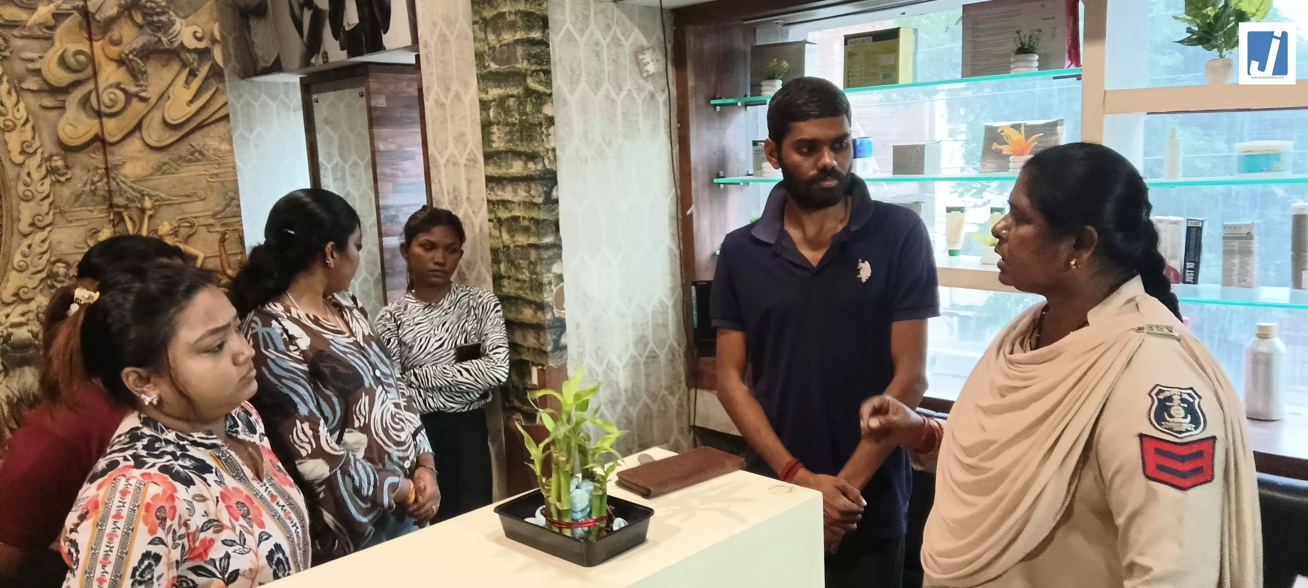 रायपुर पुलिस का बड़ा एक्शन: 30 स्पा सेंटरों पर छापा रायपुर पुलिस का बड़ा एक्शन: 30 स्पा सेंटरों पर छापा