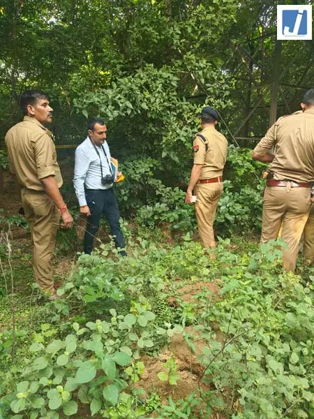 6 साल की बच्ची की हत्या का आरोपी मुठभेड़ में ढेर, पुलिसकर्मी घायल 6 साल की बच्ची की हत्या का आरोपी मुठभेड़ में ढेर, पुलिसकर्मी घायल