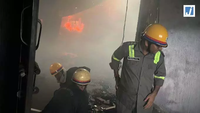 VIDEO BREAKING: धू-धूकर जली खिलौना फैक्ट्री, दमकल की 10 गाड़ियां मौके पर VIDEO BREAKING: धू-धूकर जली खिलौना फैक्ट्री, दमकल की 10 गाड़ियां मौके पर