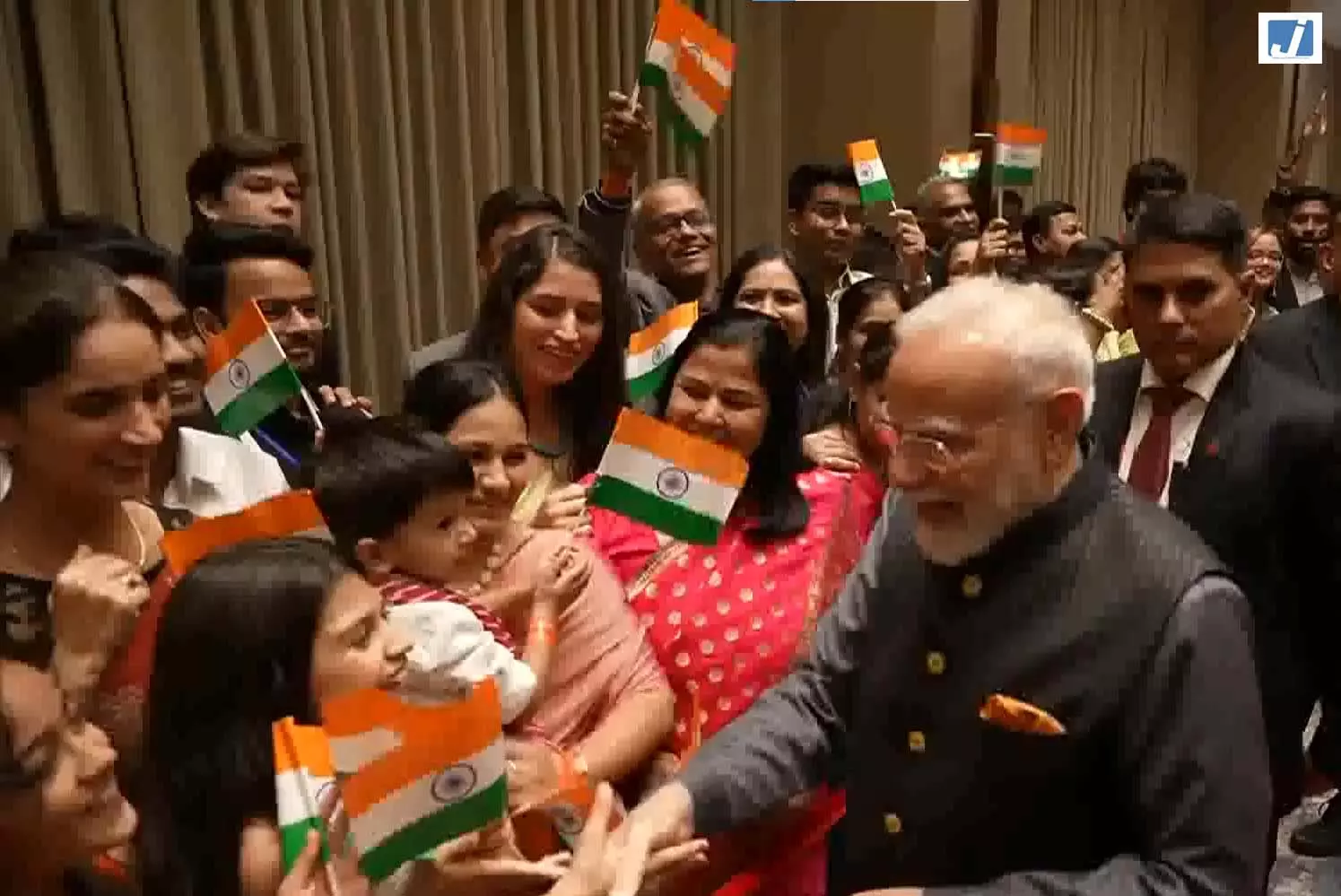 उज़्बेकिस्तान पहुंचते ही पीएम मोदी का जोरदार स्वागत, भारतीय समुदाय में दिखा उत्साह उज़्बेकिस्तान पहुंचते ही पीएम मोदी का जोरदार स्वागत, भारतीय समुदाय में दिखा उत्साह