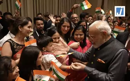 भारतीय समुदाय ने लगाए ‘मोदी-मोदी’ के नारे; महिलाओं ने बांधी राखी भारतीय समुदाय ने लगाए ‘मोदी-मोदी’ के नारे; महिलाओं ने बांधी राखी