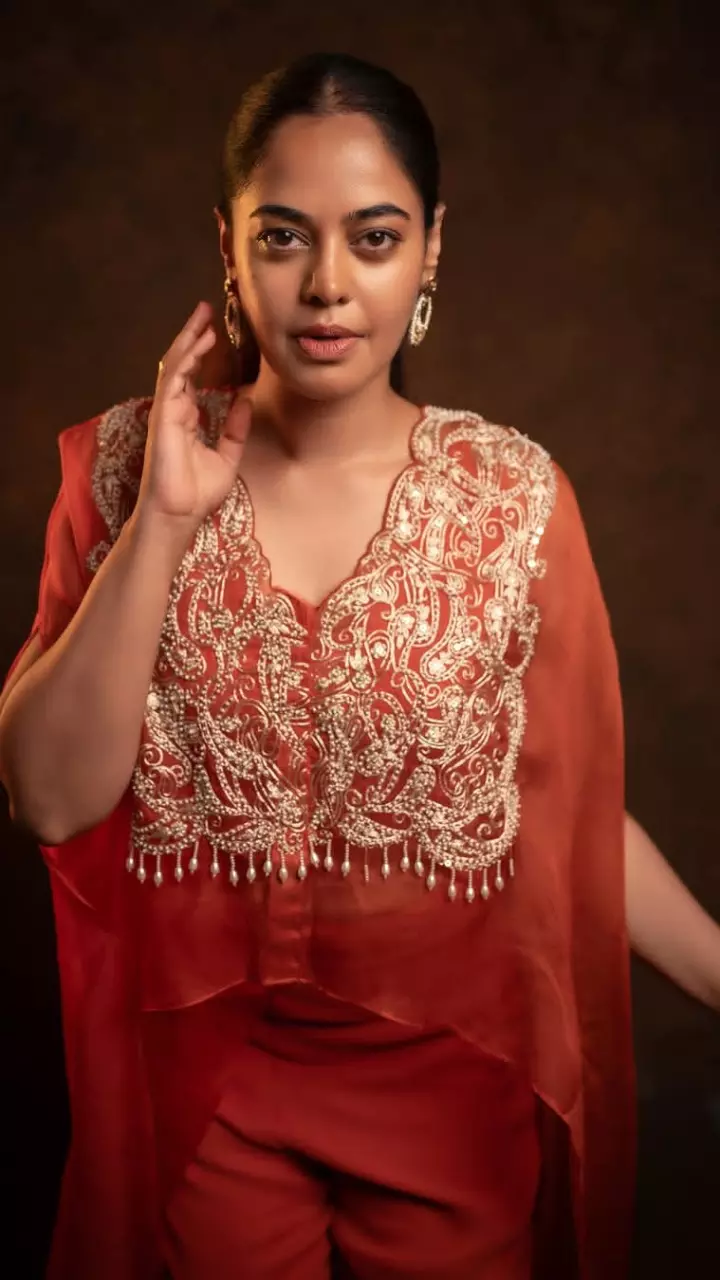 लाल लिबास में बिंदु माधवी का जलवा
