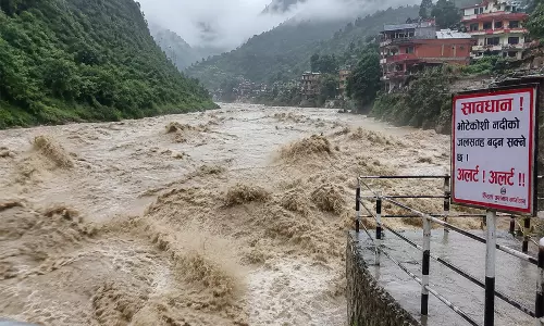 कोशी नदी उफान पर नेपाल के कई जिलों में अलर्ट कोशी नदी उफान पर नेपाल के कई जिलों में अलर्ट
