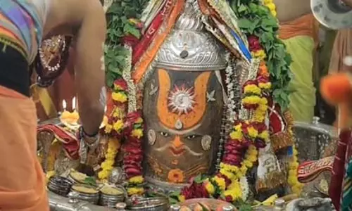 बाबा महाकाल का भांग, त्रिशूल, त्रिपुंड और सुगंधित पुष्पों से भव्य शृंगार, भस्म आरती में शामिल हुए श्रद्धालु बाबा महाकाल का भांग, त्रिशूल, त्रिपुंड और सुगंधित पुष्पों से भव्य शृंगार, भस्म आरती में शामिल हुए श्रद्धालु