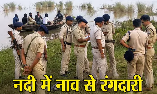 नदी में नाव से रंगदारी वसूल रहे अपराधियों के साथ पुलिस की मुठभेड़, एक गिरफ्तार