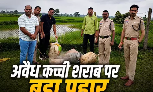 अवैध कच्ची शराब पर बड़ा प्रहार, जमीन में छिपाकर रखा था सामान