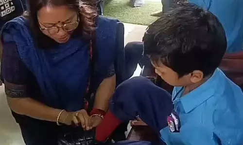 कलेक्टर और CEO ने पेश की मिसाल, आदिवासी हॉस्टल के बच्चों को खुद पहनाए जूते-मोजे