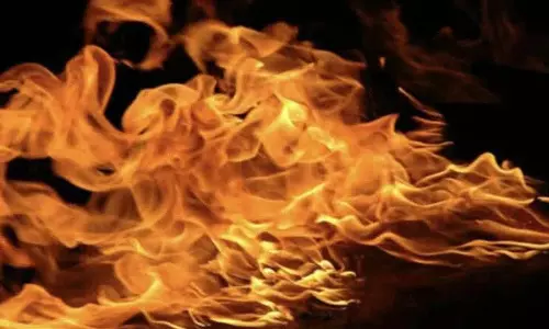 Hyderabad फिल्मनगर में भीषण आग छह कारें जलकर खाक Hyderabad फिल्मनगर में भीषण आग छह कारें जलकर खाक