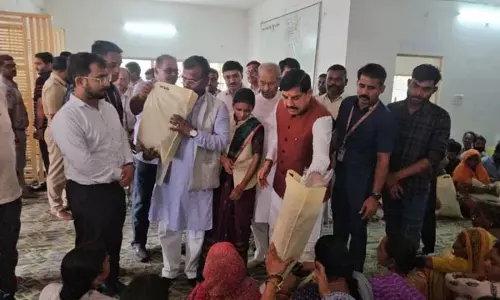 मंदाकिनी नदी की बाढ़ से प्रभावित चित्रकूट पहुंचे CM, राहत शिविर का किया निरीक्षण मंदाकिनी नदी की बाढ़ से प्रभावित चित्रकूट पहुंचे CM, राहत शिविर का किया निरीक्षण