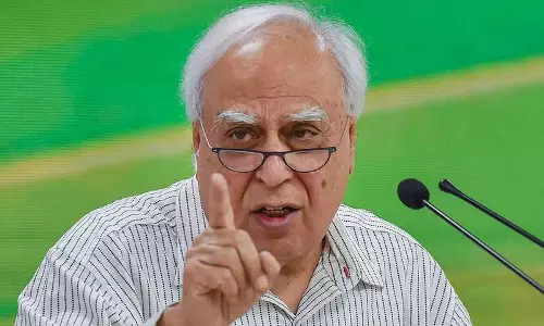 Delhi विदेशी मंचों के बयान पर सिब्बल का निशाना Delhi विदेशी मंचों के बयान पर सिब्बल का निशाना