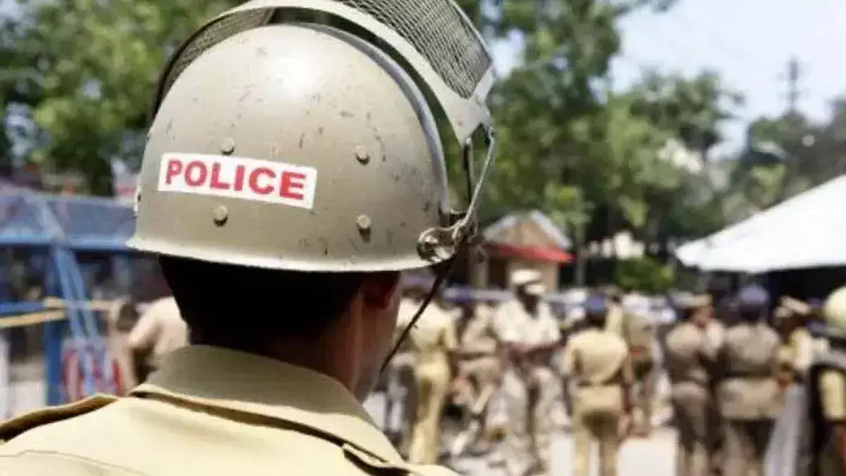 kerala: रात की गश्त के दौरान सिरिंज से किए गए हमले में पुलिसकर्मी घायल kerala: रात की गश्त के दौरान सिरिंज से किए गए हमले में पुलिसकर्मी घायल