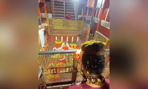 गंगा के बढ़ते जलस्तर के बीच बड़े हनुमान मंदिर के गर्भगृह में पहुंचा पानी, बजरंगबली का हुआ प्राकृतिक जलाभिषेक