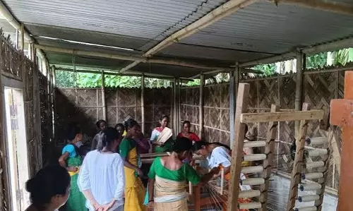 Assam: आधुनिक वार्पिंग ड्रम तकनीक से महिला बुनकरों को बड़ी मदद Assam: आधुनिक वार्पिंग ड्रम तकनीक से महिला बुनकरों को बड़ी मदद