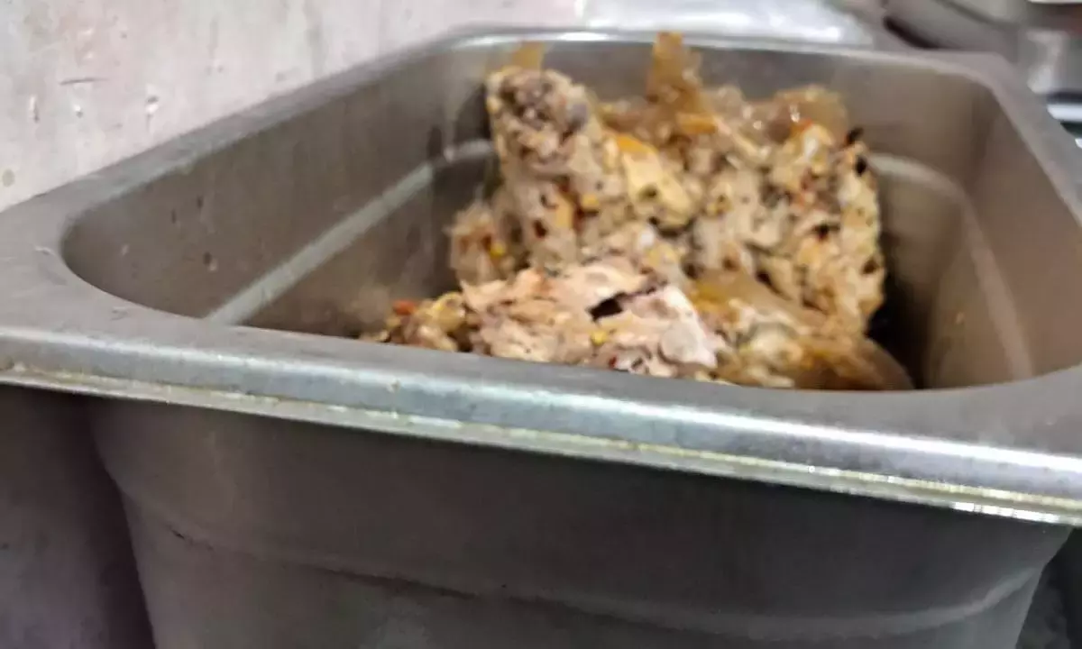 हैदराबाद: फ़ूड सेफ़्टी टीमों को रेस्टोरेंट में एक्सपायर्ड खाना और साफ़-सफ़ाई के नियमों का उल्लंघन मिला हैदराबाद: फ़ूड सेफ़्टी टीमों को रेस्टोरेंट में एक्सपायर्ड खाना और साफ़-सफ़ाई के नियमों का उल्लंघन मिला
