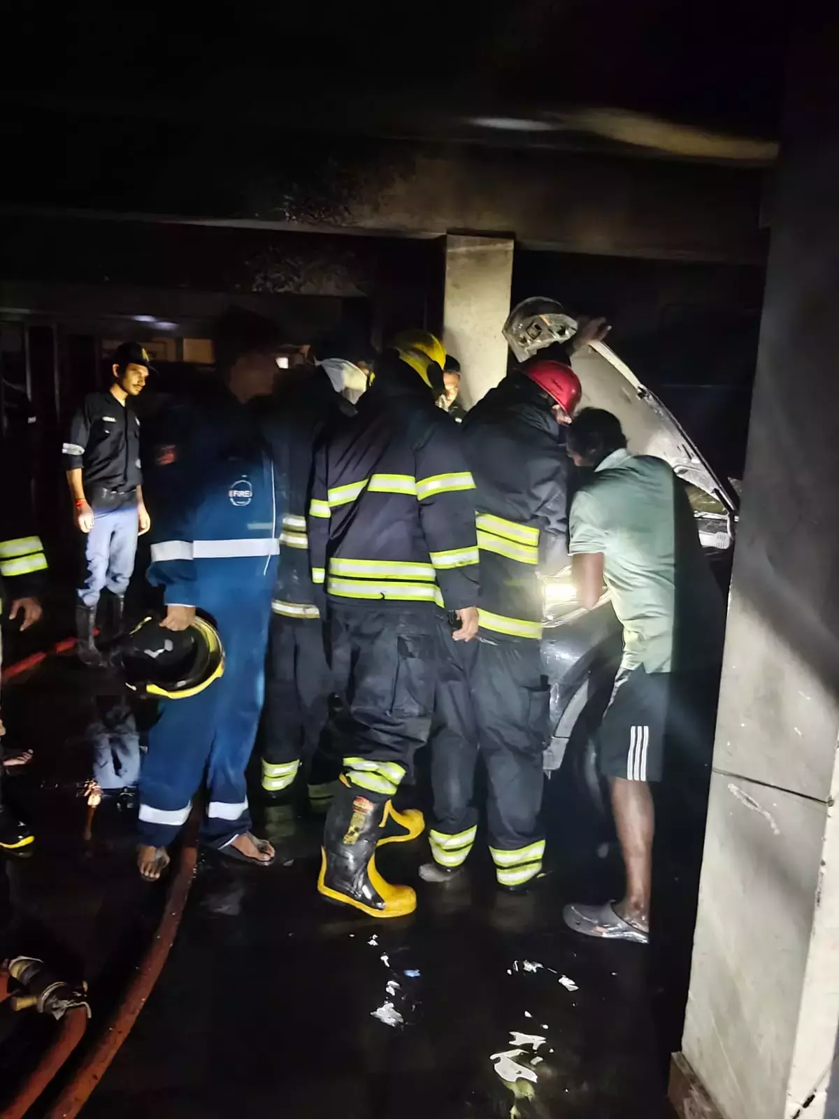 फिल्म नगर में आधी रात को बेसमेंट में लगी आग; 15 लोगों को निकाला गया, 6 कारें जलकर खाक फिल्म नगर में आधी रात को बेसमेंट में लगी आग; 15 लोगों को निकाला गया, 6 कारें जलकर खाक