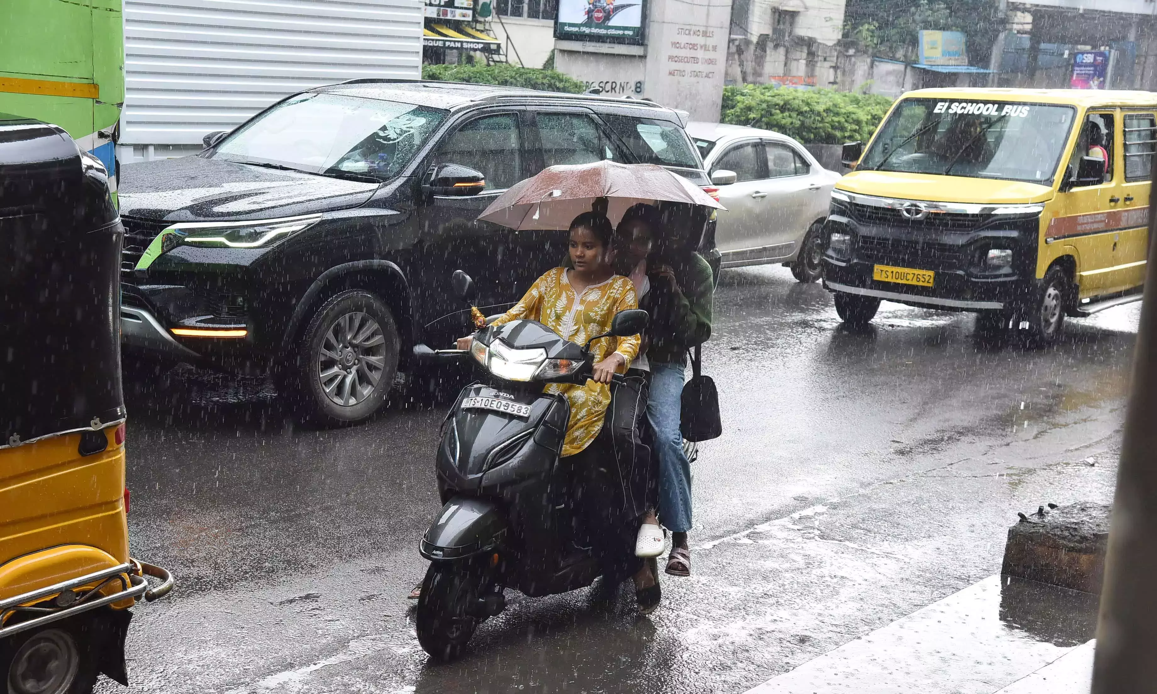 Telangana: हैदराबाद में भारी बारिश के बीच वीकेंड की भीड़ बढ़ी Telangana: हैदराबाद में भारी बारिश के बीच वीकेंड की भीड़ बढ़ी