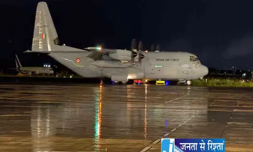 भारत ने नेपाल भेजी चौथी राहत सामग्री, काठमांडू में उतरा विमान भारत ने नेपाल भेजी चौथी राहत सामग्री, काठमांडू में उतरा विमान