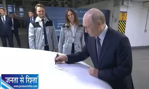 पुतिन ने चलाई चीनी डिजाइन वाली रूसी कार VOLGA K50, बोले- बहुत स्मूथ है पुतिन ने चलाई चीनी डिजाइन वाली रूसी कार VOLGA K50, बोले- बहुत स्मूथ है
