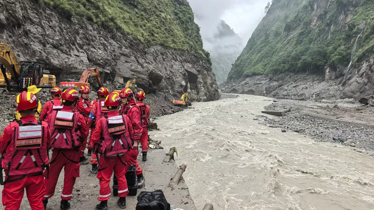 तिब्बत आपदा: ग्लेशियर टूटने और बाढ़ पर चीन की चुप्पी पर सवाल तिब्बत आपदा: ग्लेशियर टूटने और बाढ़ पर चीन की चुप्पी पर सवाल